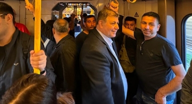 Vatandaşlarla sohbet etti… İzmir’in yeni başkanı metroda! 