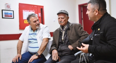 86 yaşındaki Cemil Merttürk Eşrefpaşa Hastanesi’nde şifa buluyor