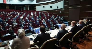 AK Parti’de “hikaye” tepkisi: “Kürtler, Aleviler nerede?” 