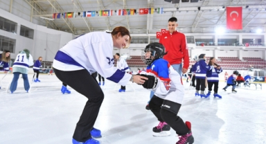 Anneler çocuklarıyla birlikte buz pistinde