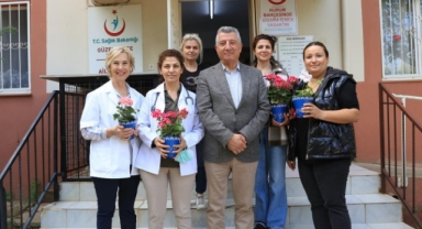 Başkan Günay Hemşirelere Sardunya Dağıttı