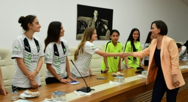Başkan Kınay, Orbit Karabağlarspor Kız Futbol Takımı’yla buluştu: Şampiyonluk bekliyoruz