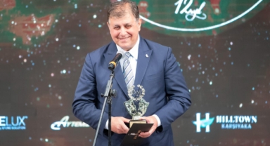 Başkan Tugay'a “Sanata Destek” ödülü