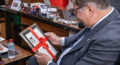 Başkan Tugay’ı duygulandıran sürpriz: İlkokul diploması mezun olduğu lisede hediye edildi 