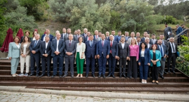 Başkan Tugay, ilçe belediye başkanlarıyla bir araya geldi