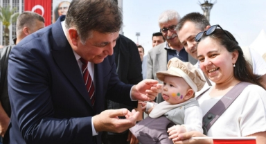 Başkan Tugay’ın bir seçim vaadi daha gerçekleşti: Anne Kartı ile İzmirli kadınlara ulaşım desteği