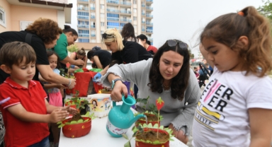 Bornova’da minikler ve annelerine Çilek Şenliği