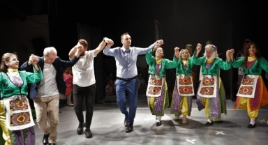 Bornovalı kursiyerlerden müzik ve dans şov