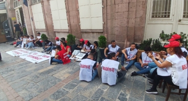 Çıkarılan işçilerden Egemenlik Binası önünde eylem