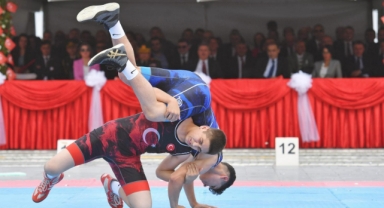 İzmir’de 19 Mayıs coşkusu  Cumhuriyet Meydanı rengarenk