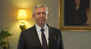 Mansur Yavaş, mal varlığını belediye girişine astı 