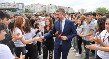 Mezun olduğu lisede Başkan Duman'a coşkulu karşılama