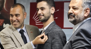 Rozetleri takıldı... İstifa eden DEVA'lılar CHP'ye geçti