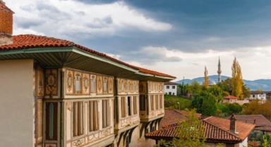 Tarihi mahalleye modern altyapı