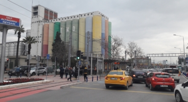 Alsancak'ta bıçaklı kavga: Ayıranları yaraladılar