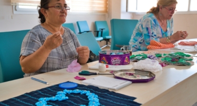 Atık kumaşlara kadın eli değdi