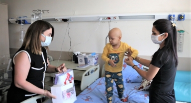 Bornova'da çocuk hastalara moral ziyareti