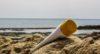 Evdeyken güneş kremi sürülmeli mi? Uzmanlar tartışmalar için son noktayı koydu...