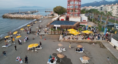 Günay bir sözünü daha yerine getirdi: Güzelbahçe'de şezlong, şemsiye ücretsiz