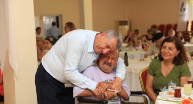 Güzelbahçe'de yaşlılara çifte kutlama