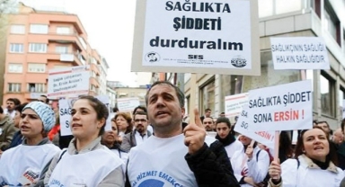 Hasta yakınları korku saçtı… Hastanede sağlık çalışanına saldırı! 