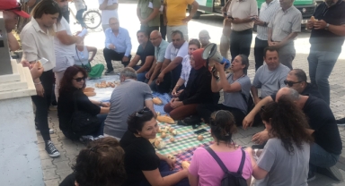 İşçi direnişi sürüyor: Menemen'de soğan ekmekli eylem