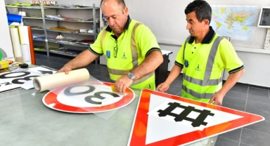 İzmir Büyükşehir Belediyesi yılda 15 bin trafik levhası monte ediyor