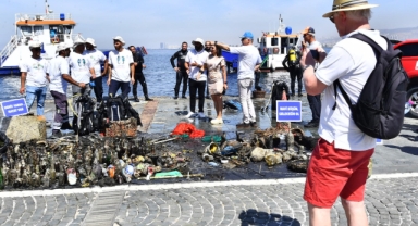 İzmir'de körfez temizliği... Sepet de çıktı cep telefonu da