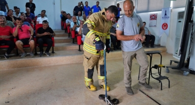 İzmir İtfaiyesi personeli yılan yakalama eğitimi aldı