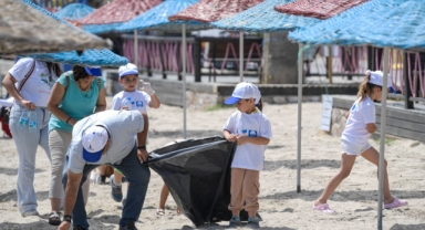 Mavi bayraklı plajda dalgıç destekli temizlik