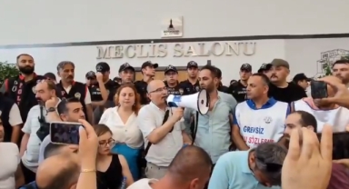 Memurlar meclis salonu önünde... Büyükşehir'de tansiyon yükseldi!