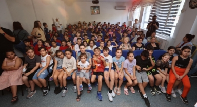 Minik çevreciler geri dönüşüm müzik aletlerinin hikayesini dinledi