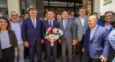 Özel'in İzmir programı başladı: İlk ziyaret İl Başkanlığı'na