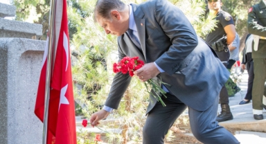 Başkan Tugay’dan şehitlerin kabrine karanfil