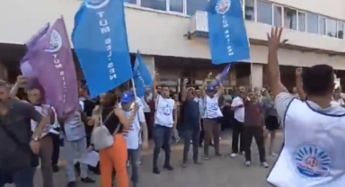 Büyükşehir memurları İZSU önünde