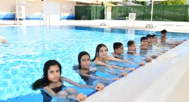 Çiğli Belediyesi’nin yüzme kursu devam ediyor