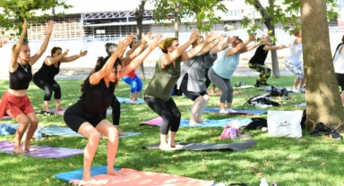 Çiğlili kadınlar güne açık havada yoga yaparak başlıyor