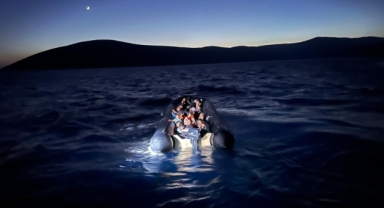 İzmir açıklarında 24'ü çocuk 53 göçmen yakalandı