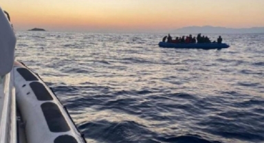 İzmir açıklarında umuda yolculuk: 57 göçmen yakalandı! 