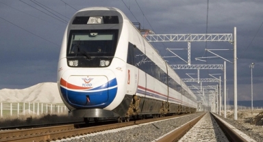 İzmir'de feci kaza: Tren araca çarptı, 3 kişi yaşamını yitirdi