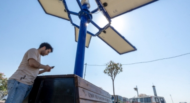 İzmir'de güneş ağaçları ile şarj dönemi başladı  