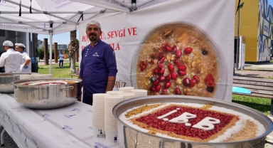 İzmir'de Muharrem ayı bereketi: Büyükşehir'den 3 noktada aşure dağıtımı