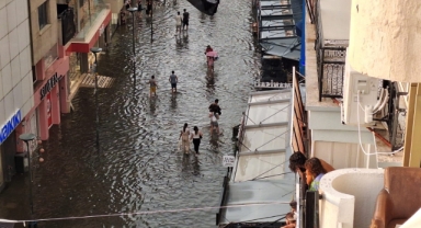 İzmir'i sağanak vurdu: Alsancak göl oldu