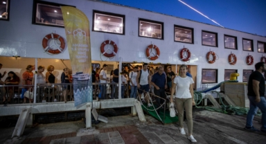 İzmir'in eşsiz gün batımında Körfez turları başladı