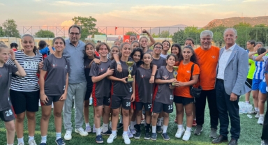  İzmir’in futbolcu kızları geleceğe umut oldu 