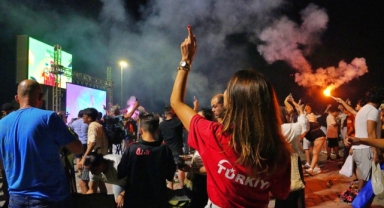 İzmir'in meydanlarında çeyrek final coşkusu