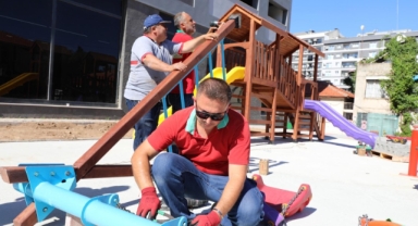 Karşıyaka'da parklar yenileniyor, yeşil doku güçleniyor 