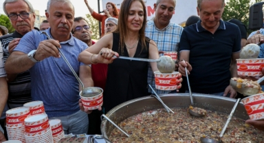 Karşıyakalılar aşurenin bereketini paylaştı