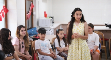 Konaklı çocuklar İngilizceyi eğlenerek öğreniyor