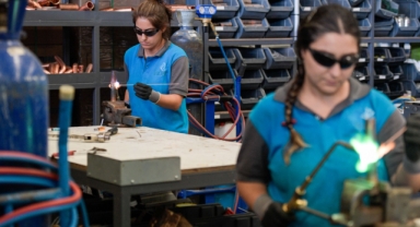 Meslek Fabrikası’ndan mezun olan kadın kaynakçılar işbaşı yaptı